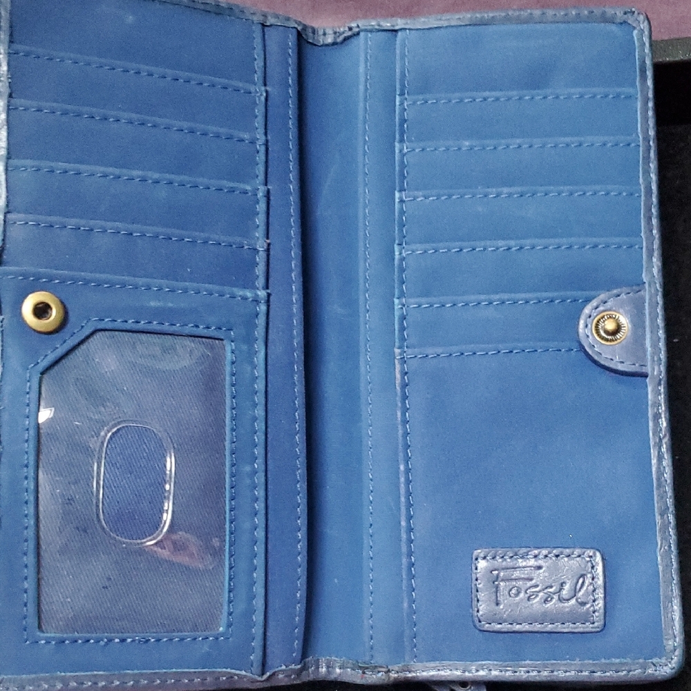 Fossil Blue Heart-Embossed Women's Wallet with Stud Details - Picture 4 of 4